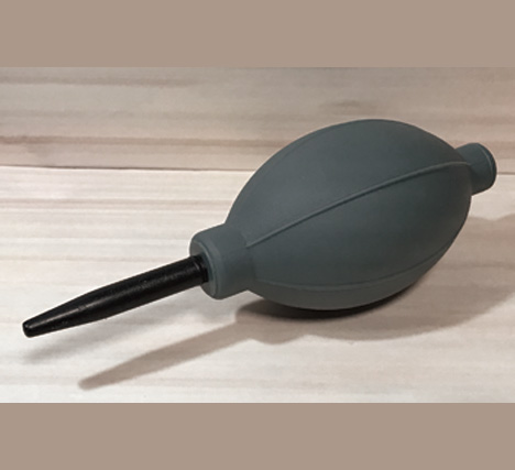 ブロアーでホコリを飛ばす